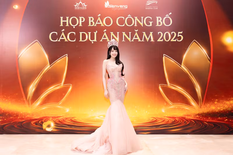Không thể không nhắc đến sự xuất hiện của Hoa hậu Quốc tế đương nhiệm Thanh Thủy. Nhan sắc của cô ngày càng nhuận sắc, rạng rỡ, diện trên mình trang phục lộng lẫy, càng tôn lên vẻ đẹp kiêu sa. hoa-hau-thanh-thuy.jpg