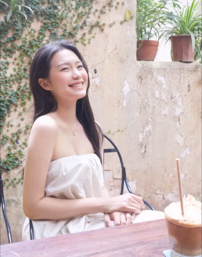 Thiết kế không chỉ giúp cô khoe trọn bờ vai thon gọn và làn da trắng sáng mịn màng, mà còn khiến người xem không thể rời mắt bởi vòng một lấp ló vừa đủ để tạo sức hút mà không gây phản cảm. doan-hai-my-3.jpg