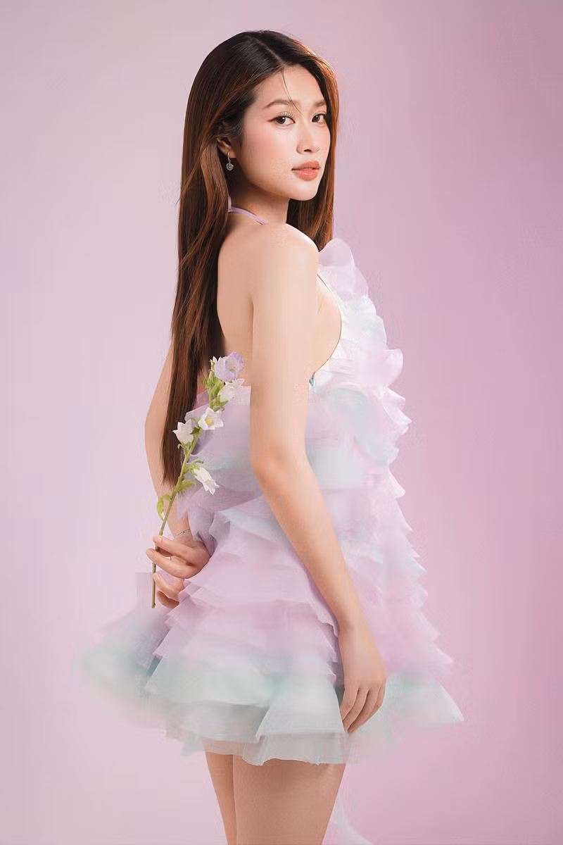 Sau khi tạo “cơn sốt” phòng vé với phim điện ảnh Nụ hôn bạc tỷ, Hoa hậu Đoàn Thiên Ân được kỳ vọng trở thành ngôi sao mới đầy tiềm năng của làng điện ảnh Việt. thien-an-sinh-nhat-25-10.jpg