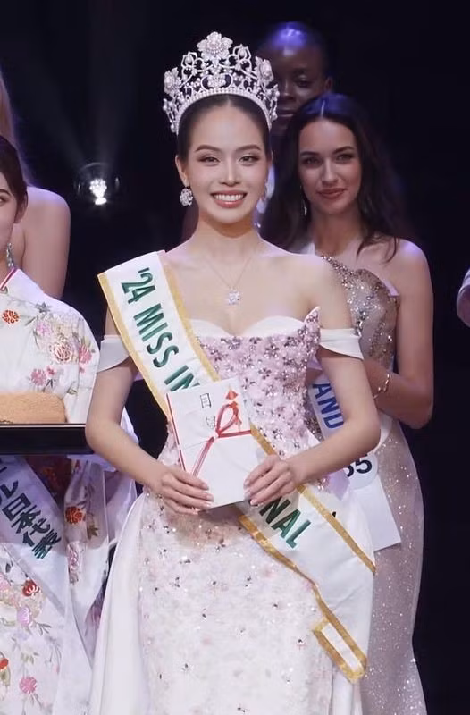 Hoa hậu Kỳ Duyên nhắn nhủ: “Chúc mừng em Huỳnh Thị Thanh Thủy đã đăng quang Miss International nha. Giỏi quá đi”. ky-duyen.jpg