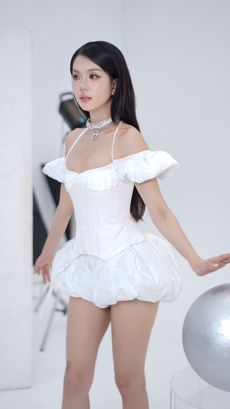 Một trong những điểm nổi bật nhất ở loạt ảnh này chính là thần thái của Ngọc Trinh. Cô gây ấn tượng với hình ảnh hiện đại, có phần lạnh lùng, trưởng thành... ngoc-trinh-5.jpg