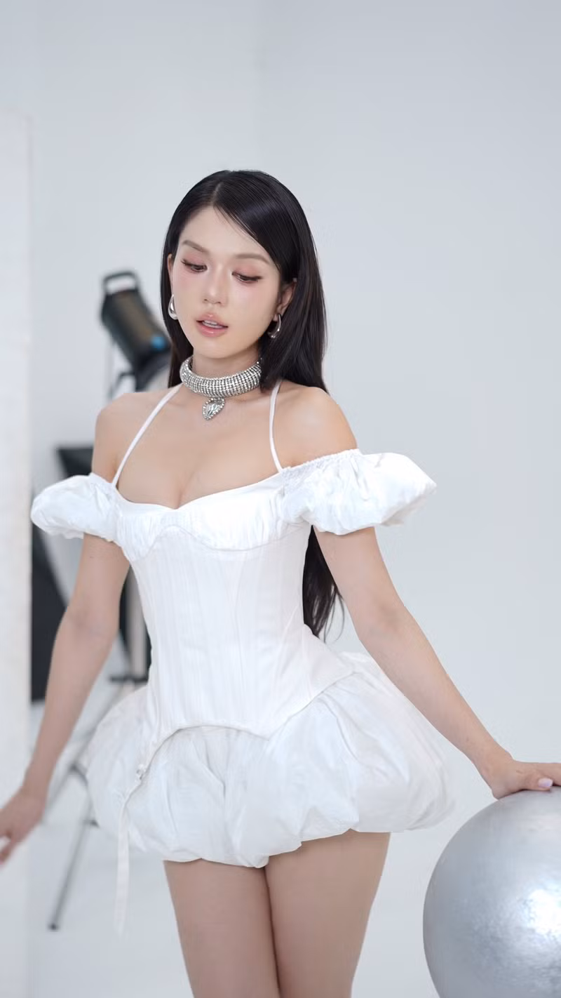 Sự thay đổi này không chỉ là làm mới ngoại hình mà còn thể hiện tư duy thời trang và định hướng nghệ thuật rõ ràng. ngoc-trinh-4.jpg