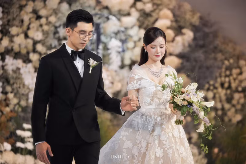 Sau nhiều ngày trông mong, ngóng chờ, đám cưới của cặp đôi tân lang tân nương Midu và Minh Đạt đã diễn ra vô cùng ấn tượng vào tối 29/6. mai phương thúy 8.jpg