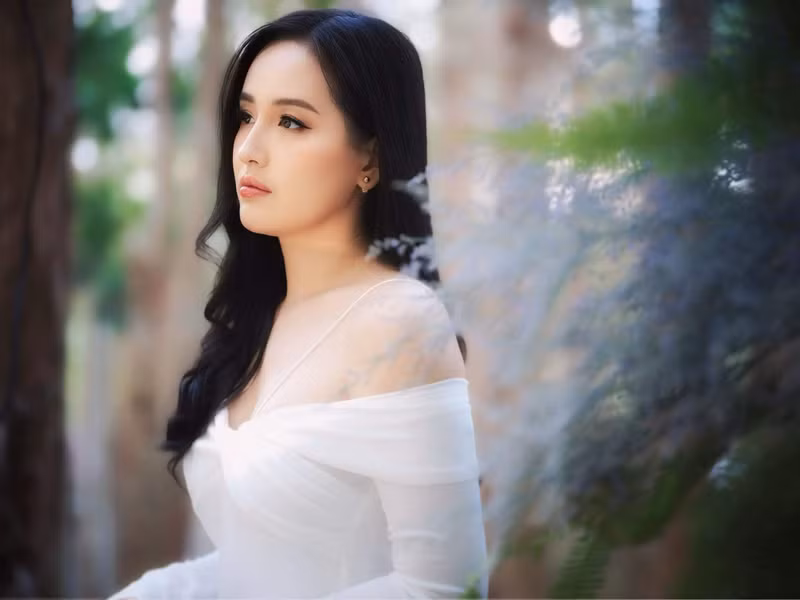 Trước đó, Hoa hậu Mai Phương Thúy từng “chơi lớn” khi xả loạt ảnh sang xịn mịn của mình tại lễ cầu hôn của Midu và Minh Đạt ở Đà Lạt. mai phương thúy 9.jpg
