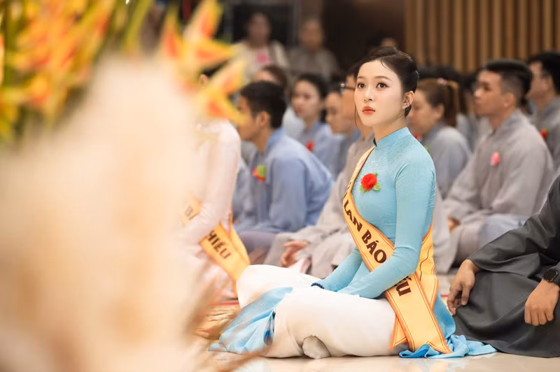 Trong trang phục áo dài truyền thống, Hoa hậu Quốc gia Việt Nam không chỉ gây ấn tượng bởi vẻ đẹp dịu dàng, thanh lịch, mà còn bởi sự thành kính, tấm lòng chân thành khi tham dự lễ. d33a60d8-31bd-483f-b43c-4c9100f99cf5.jpg