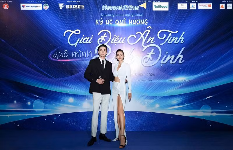 Điểm nhấn trong chương trình còn có những tiết mục biểu diễn thời trang lấy cảm hứng từ vẻ đẹp của Bình Định về đêm với sự góp mặt của siêu mẫu Anh Thư, Á vương Mr World Vietnam 2024 Võ Minh Toại… DSCF3706.JPG