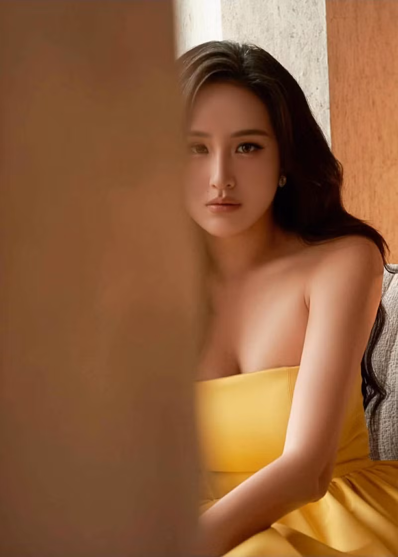 Diện trang phục tinh tế cùng thần thái rạng ngời, nàng hậu khiến dân mạng không khỏi trầm trồ bởi nhan sắc ngày càng thăng hạng, trẻ trung dù đã bước sang độ tuổi U40. mai-phuong-thuy-2.jpg