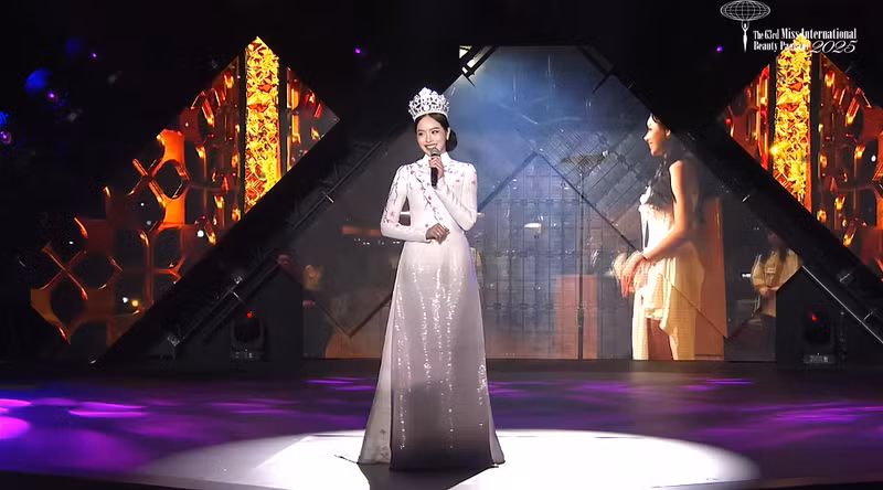 Cuối cùng, Hoa hậu Thanh Thủy chia sẻ về định hướng tương lai với tinh thần đầy quyết tâm. Cô khẳng định sẽ tiếp tục hành trình truyền cảm hứng và theo đuổi mục tiêu hỗ trợ phụ nữ trên toàn thế giới. hoa-hau-thanh-thuy-2.png