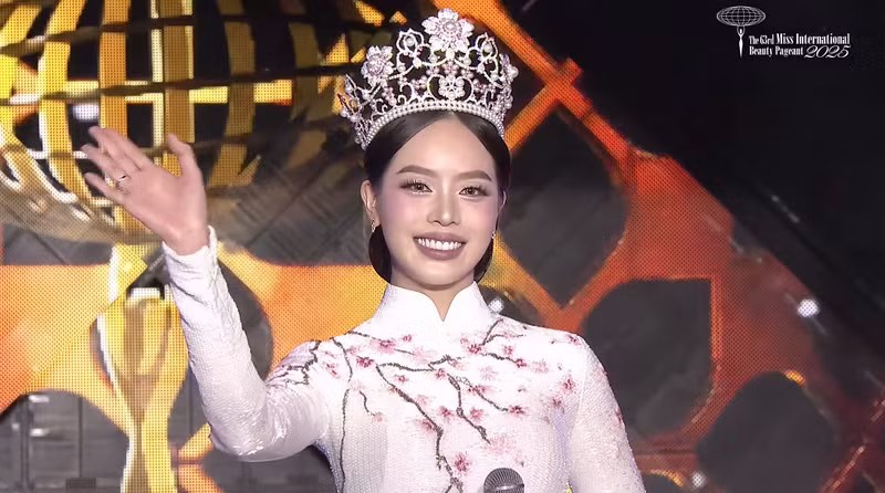 Dấu ấn nổi bật nhất trong nhiệm kỳ của nàng hậu là việc cô biến danh hiệu Miss International thành cầu nối để dự án nước sạch mà mình ấp ủ được lan tỏa mạnh mẽ hơn. hoa-hau-thanh-thuy-1.png