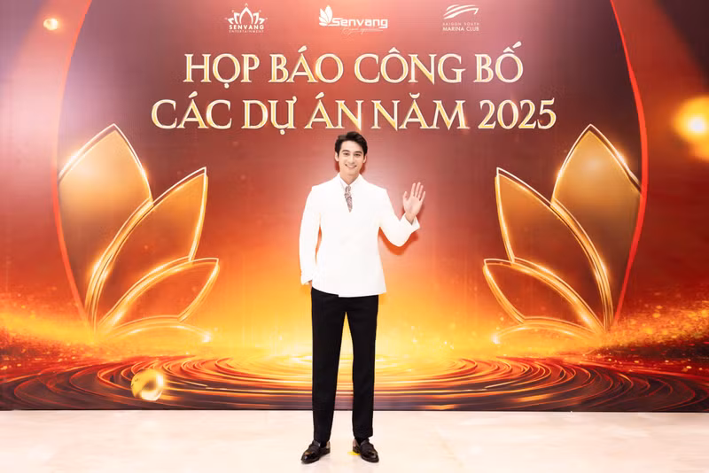 Nam vương Tuấn Ngọc mở màn thảm đỏ với vẻ ngoài lịch lãm, phong độ trong bộ vest trắng tinh tế. Nụ cười rạng rỡ và thần thái tự tin của anh đã thu hút mọi ánh nhìn. tuan-ngoc-4.jpg