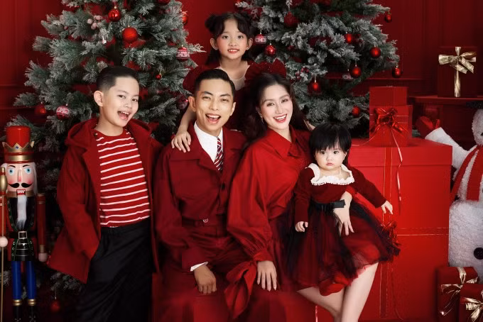 Nữ kiện tướng dancesport Khánh Thi cho biết, gia đình cô duy trì truyền thống chụp ảnh Noel từ nhiều năm nay vì đây là dịp lễ đặc biệt để quây quần, gắn kết. giang-sinh-1.jpg