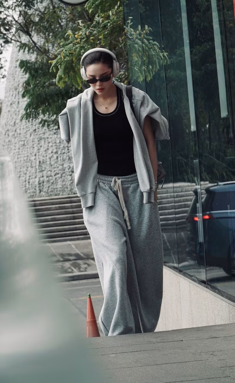 Hoa hậu Kỳ Duyên cũng là cái tên nhận được nhiều sự chú ý khi tham gia trend “trạm tỷ”. Với phong cách cá tính, ánh mắt sắc lạnh và thần thái tự tin đặc trưng, Kỳ Duyên mang đến một màu sắc rất riêng. tram-ty-1.jpg