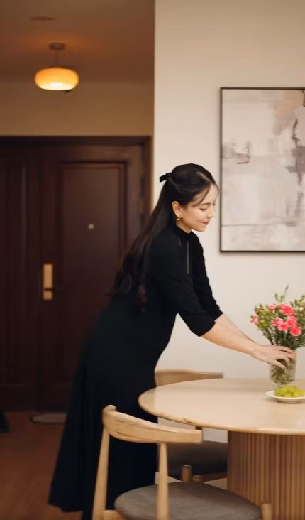 Cô nàng cũng từng chia sẻ việc bản thân quyết định thuê người giúp việc để có thời gian đi làm và chăm sóc bản thân. mai-ngoc-5.jpg