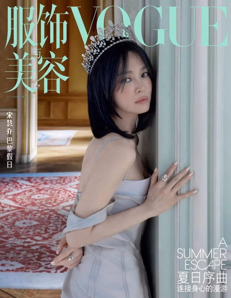 Mới đây, Song Hye Kyo chia sẻ bộ ảnh thời trang cho Vogue Trung Quốc cùng một số khoảnh khắc hậu trường trên Instagram của mình. song-hye-kyo-01.jpg