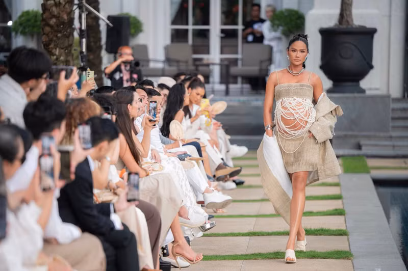 Diện trang phục khoe trọn vòng hai đang ngày càng lớn rõ, người đẹp Ê Đê sải bước đầy khí chất, khẳng định vẻ đẹp khác biệt và tinh thần mạnh mẽ của một hoa hậu từng lọt top 5 Miss Universe. hhen-nie-5.jpg
