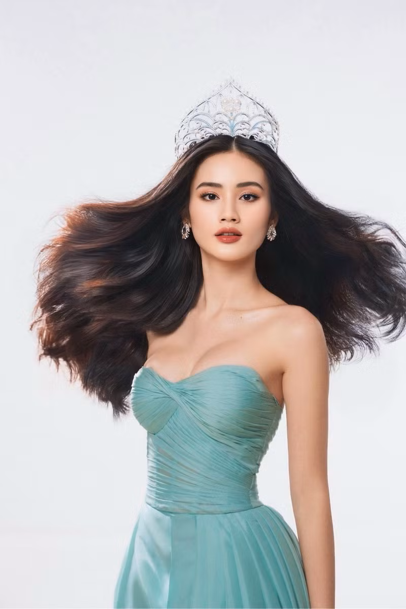 So với những hình ảnh ở thời điểm mới đăng quang, có thể thấy sự khác biệt rõ rệt ở vòng 1 của Hoa hậu Ý Nhi. ý nhi 12.jpg