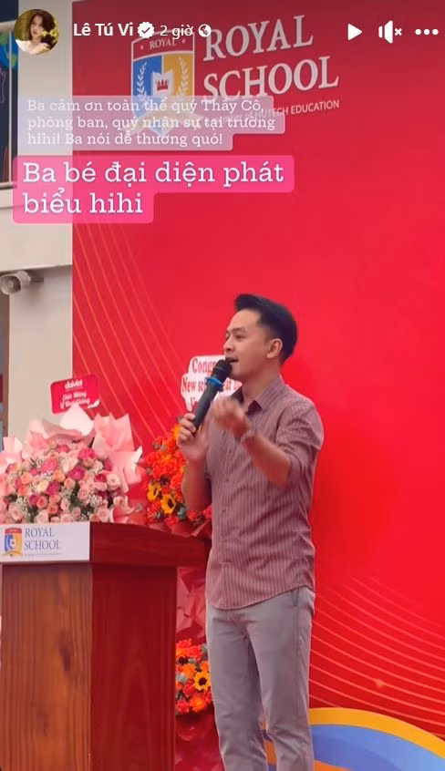 Nam diễn viên Văn Anh - ông xã của nữ diễn viên Tú Vi đại diện cha mẹ học sinh phát biểu tại ngày khai giảng năm học mới. sao việt 9.JPG