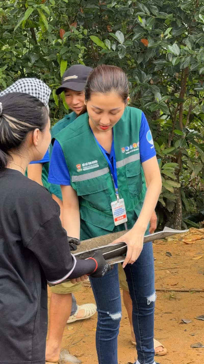 Cô mong rằng, với sự động viên, hỗ trợ của những đoàn tình nguyện, bà con sẽ phần nào vơi đi những mất mát và cuộc sống sẽ dần ổn định trở lại". HH Quế Anh 7.jpg