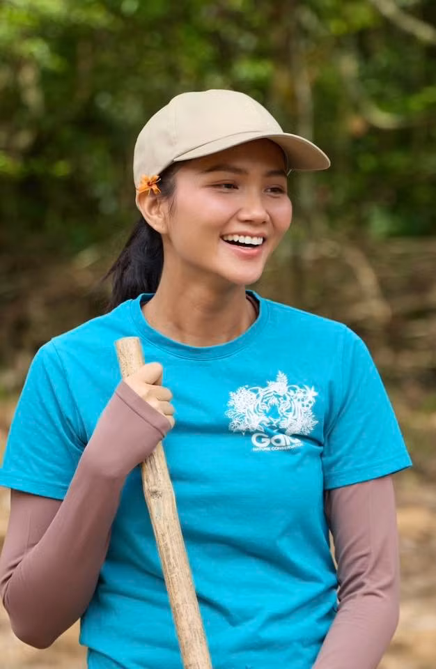 Trước đó, khi được khán giả hỏi: "Độn cằm hả chị?", H'Hen Niê đã hóm hỉnh trả lời rằng: "Cằm tự nhiên mà có nè! Cảm ơn ba mẹ". hhen-nie-8.jpg