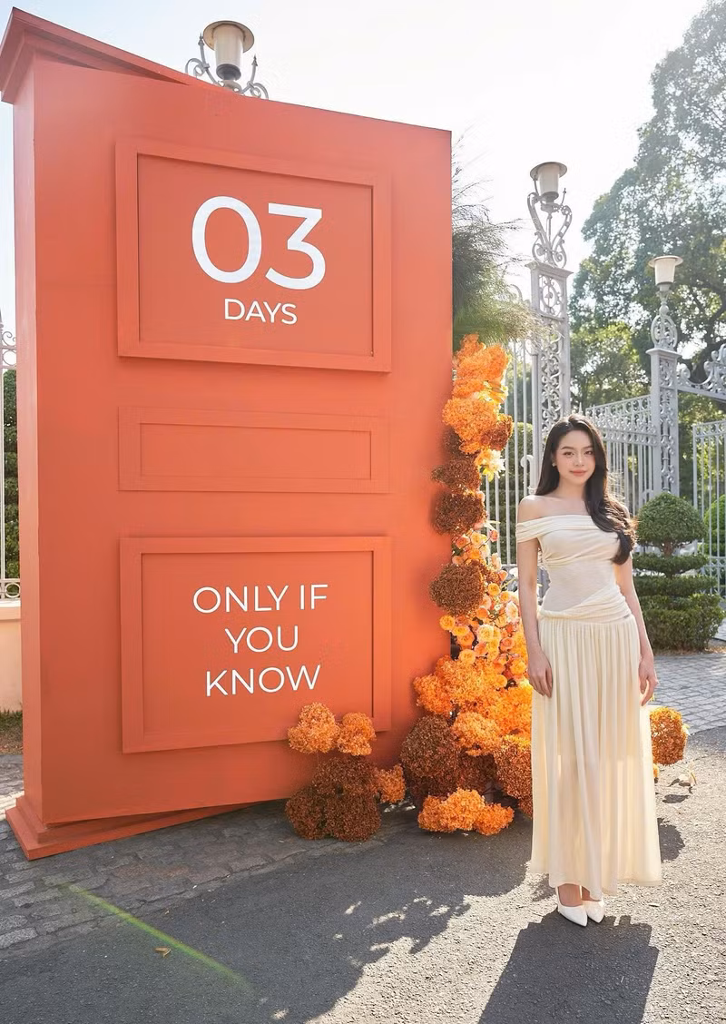 Bên cạnh đó, nàng hậu còn không quên chia sẻ rằng: “Một khung hình quá đỗi xinh đẹp giữa lòng thành phố, ai đi ngang cũng phải dừng lại chụp vài bức ảnh”. dinh-doc-lap-9.jpg