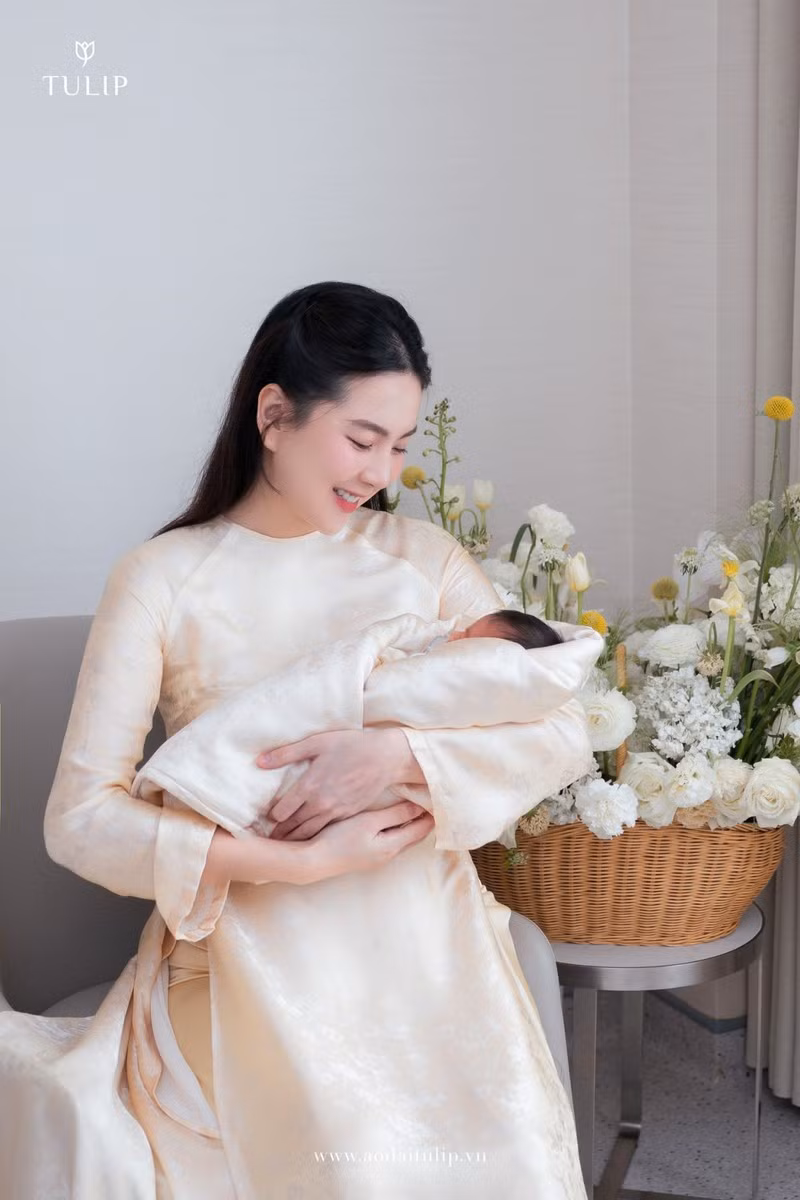 Từ khi lên chức mẹ bỉm, nữ MC xinh đẹp của VTV thường xuyên chia sẻ khoảnh khắc đời thường của nhóc tỳ trên mạng xã hội. mai-ngoc-10.jpg