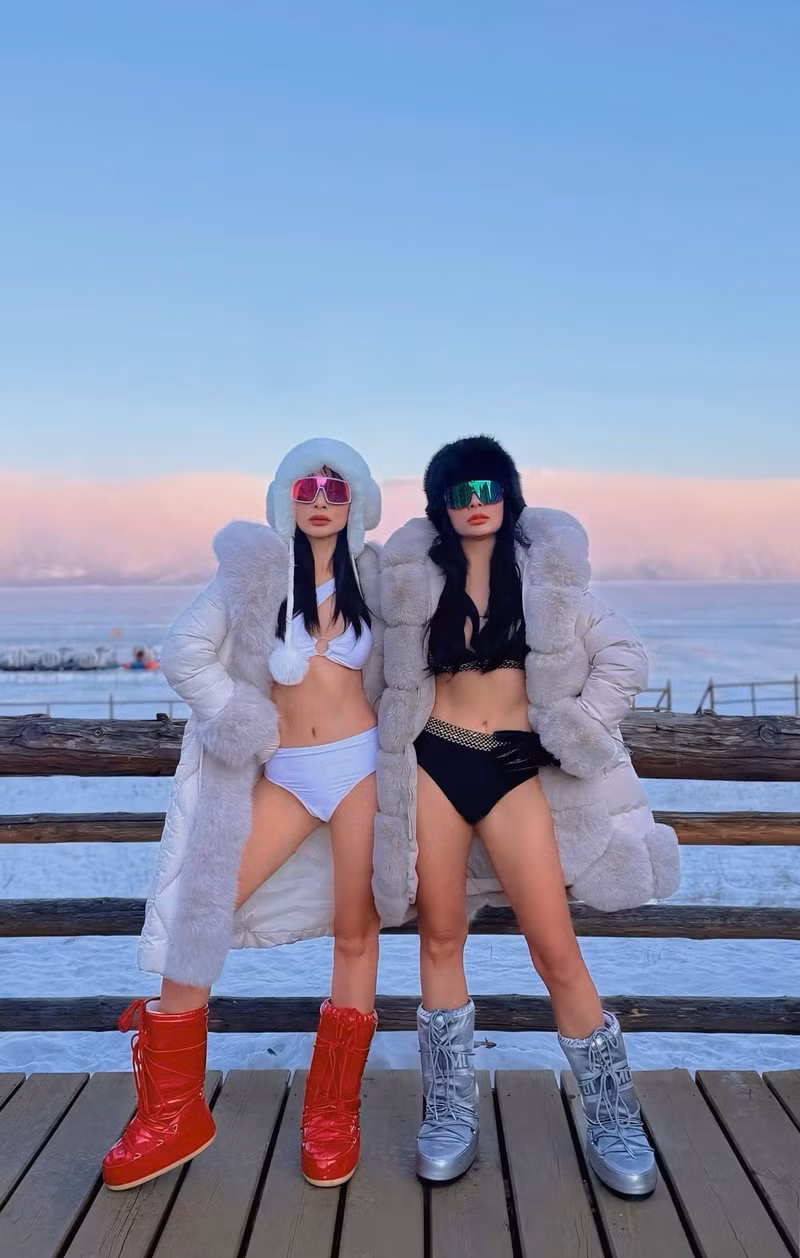 Ở tuổi 48, cặp chị em người mẫu song sinh Thúy Hằng – Thúy Hạnh tự tin diện bikini hai mảnh, tạo dáng giữa khung cảnh tuyết trắng bao phủ tại Hồ Baikal (Nga). thuy-hanh-2.jpg