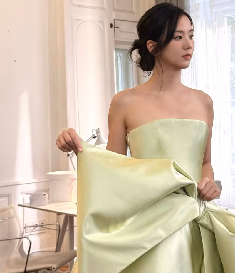 "Háo hức chờ xem Jonathan sẽ mang đến điều gì cho show diễn Xuân-Hè của Dior. Hẹn gặp lại mọi người vào lúc 14h30 ngày 1/10 theo giờ Paris", nữ ca sĩ viết. jisoo-10.jpg