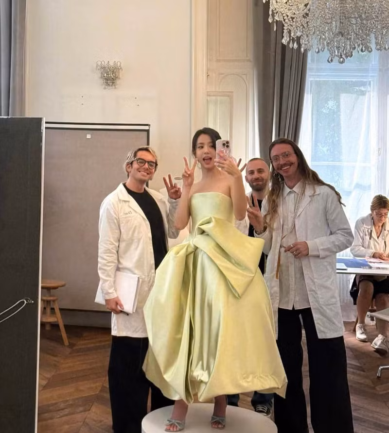 Là đại sứ toàn cầu của Dior, Jisoo đã cho thấy sức ảnh hưởng và vị thế ngôi sao không thể phủ nhận của mình. jisoo-11.jpg