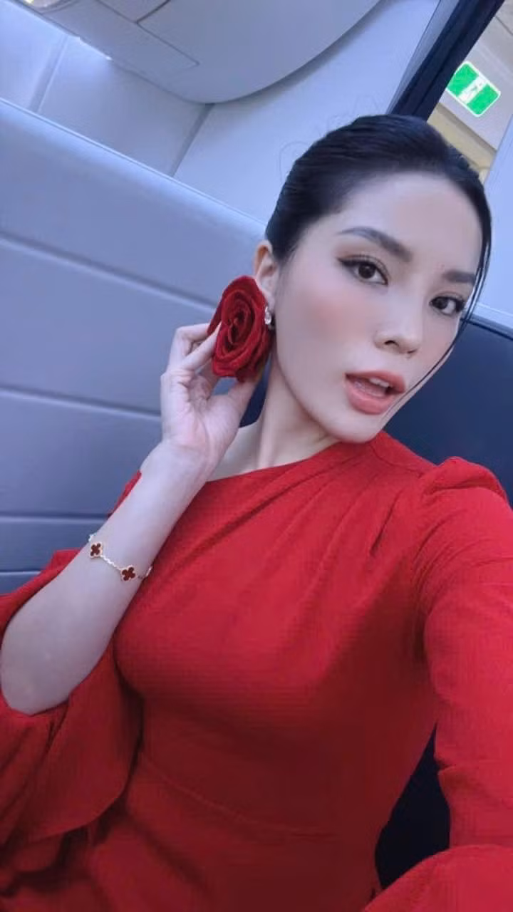 Trước khi chuẩn bị xuống sân bay, Kỳ Duyên đã nhanh chóng thay một bộ trang phục mới. 9cef5dd8-419b-4ec1-b3c6-de69c06db70d.jpeg