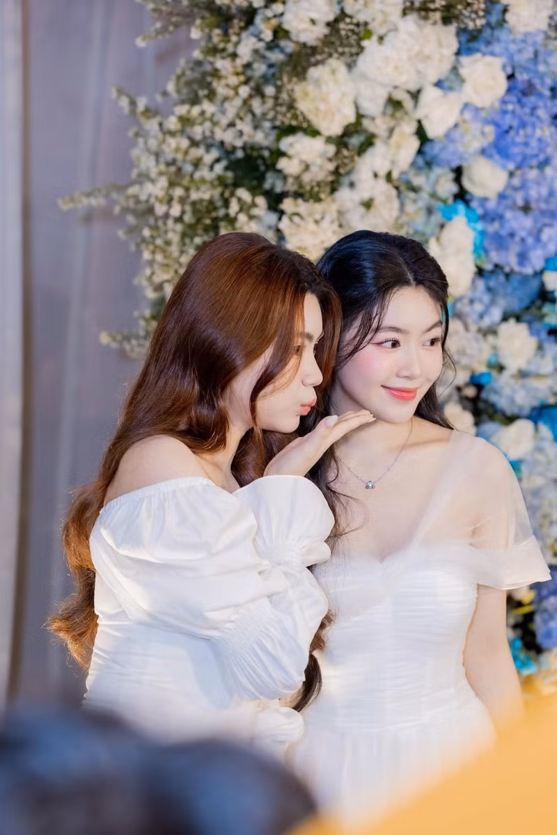 Đặc biệt, dù chưa chính thức hoạt động nghệ thuật, nhưng Lọ Lem và Hạt Dẻ đã sớm sở hữu lượng người hâm mộ đáng kể trên mạng xã hội nhờ ngoại hình nổi bật và gu thẩm mỹ tinh tế. lo-lem-8.jpg