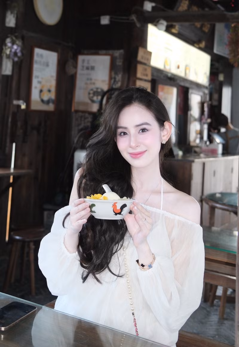 Sau chương trình, cô trở thành một trong những chân dài tiềm năng của giới người mẫu Việt, gây ấn tượng với đường nét thanh tú, nhẹ nhàng tựa "thần tiên tỷ tỷ" cùng vóc dáng vạn người mê. huong-lien-10.jpg