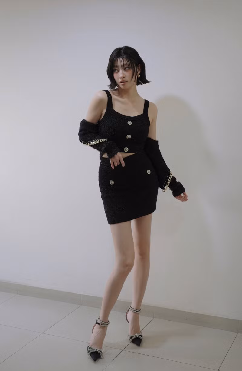 Không chỉ dừng lại ở vẻ đẹp tri thức, Lương Thùy Linh còn đang từng bước chứng minh bản lĩnh của một nghệ sĩ thời đại mới – sẵn sàng thay đổi, làm mới hình ảnh. img-7753.jpg