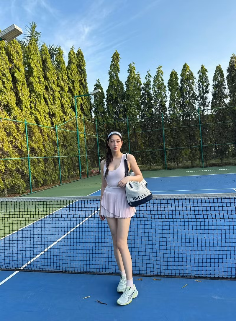 Không ít người bày tỏ sự ngưỡng mộ trước tinh thần thể thao và sự bền bỉ của nàng hậu trong việc duy trì thói quen rèn luyện. luong-thuy-linh-9.jpg