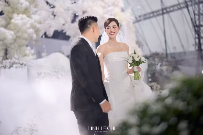 Thiết kế mang phom dáng ôm nhẹ phần eo và hông, tạo nên đường cong mềm mại nhưng không phô trương. Đây là lựa chọn hoàn hảo mở màn cho buổi lễ, thể hiện sự thanh thoát mà vẫn vô cùng sang trọng. do-ha-10.jpg