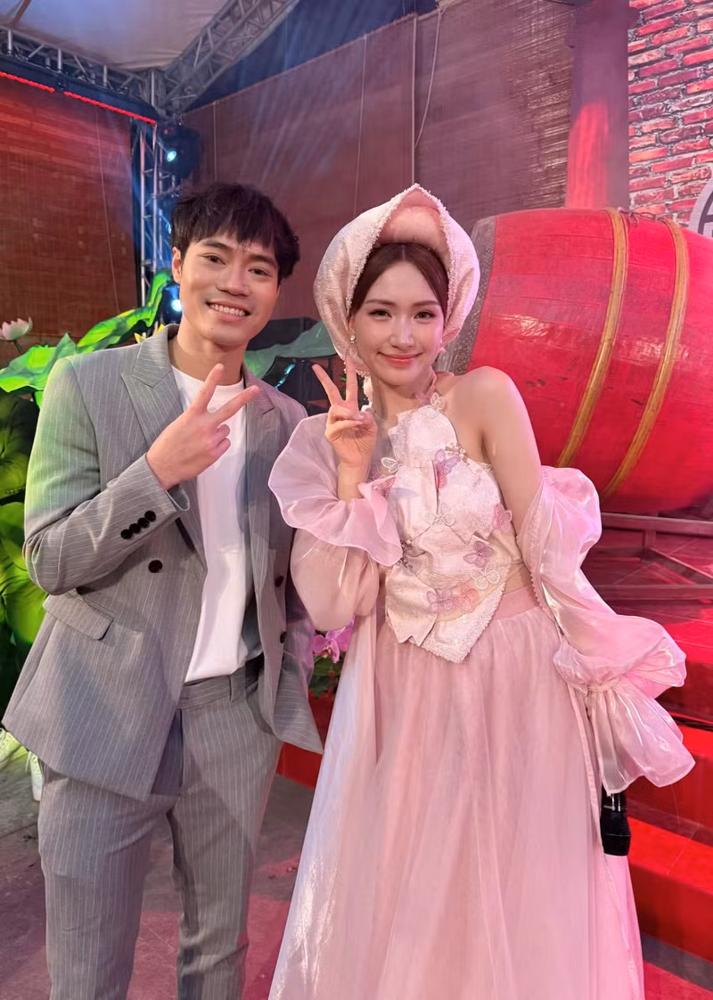 Chàng cầu thủ người Hải Dương còn đích thân tới tận Bắc Ninh để chúc mừng cô bạn thân ra mắt MV Bắc Bling. van-toan-1.jpg