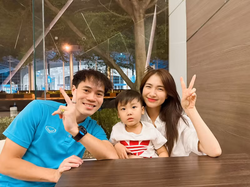 Hòa Minzy cũng thường xuyên thể hiện sự ủng hộ Văn Toàn như đến cổ vũ anh thi đấu. Về phía tiền đạo gốc Hải Dương, anh cũng nhiệt tình quảng cáo cho các sản phẩm âm nhạc của cô bạn thân. van-toan-8.jpg
