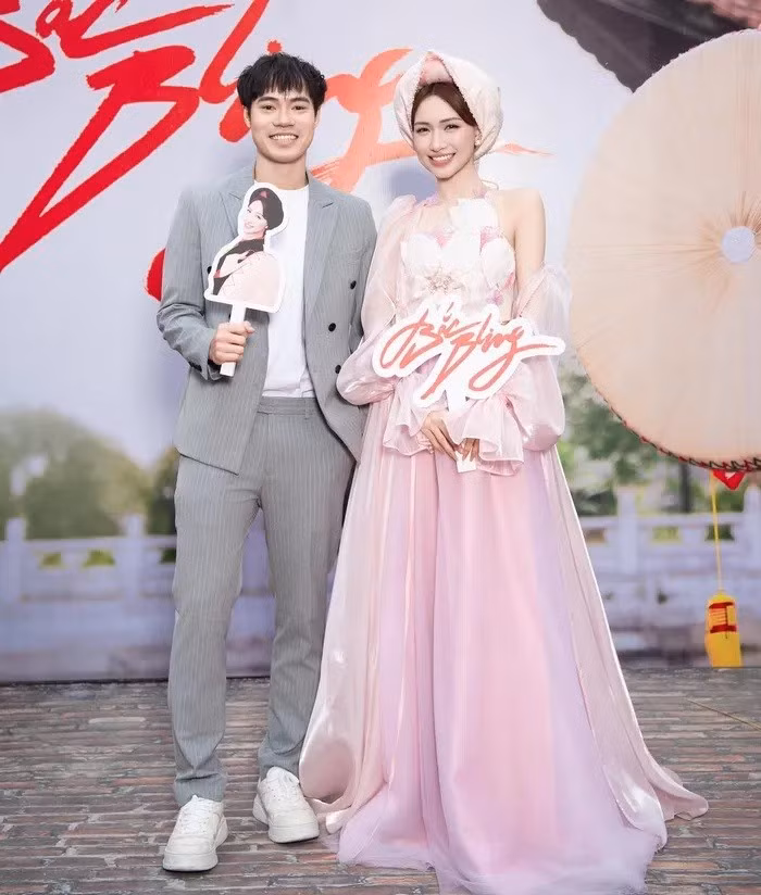 Những ngày qua, mối quan hệ “tình bạn đặc biệt” giữa nữ ca sĩ Hòa Minzy và cầu thủ Nguyễn Văn Toàn thu hút sự chú ý của nhiều người. van-toan-07.jpg