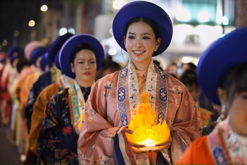 Khoác lên chiếc áo Nhật Bình, Tiểu Vy trông vô cùng nổi bật giữa dàn mỹ nhân. hoa-hau-tieu-vy-3.jpg