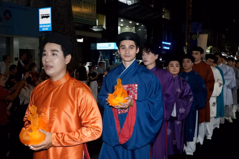 Đại lễ năm nay có chủ đề chính là "Đoàn kết và bao dung vì nhân phẩm con người: Tuệ giác Phật giáo vì Hòa bình thế giới và Phát triển bền vững". hoa-hau-tieu-vy-10.jpg