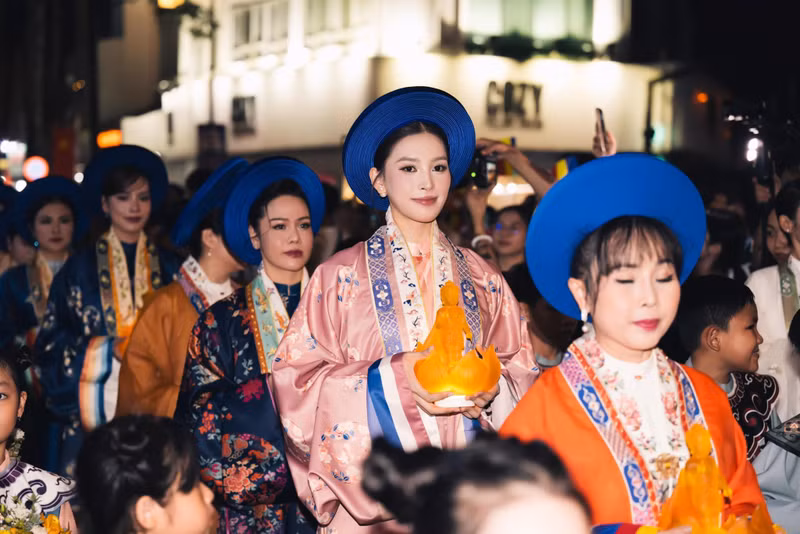 Trên trang cá nhân, Tiểu Vy hào hứng chia sẻ: “Vy rất vui và vinh dự khi được tham gia diễu hành Lễ Rước kiệu thỉnh Tôn Thượng Đức Phật Đản Sanh trong khuôn khổ Đại lễ Vesak Liên Hợp Quốc 2025”. hoa-hau-tieu-vy-1.jpg