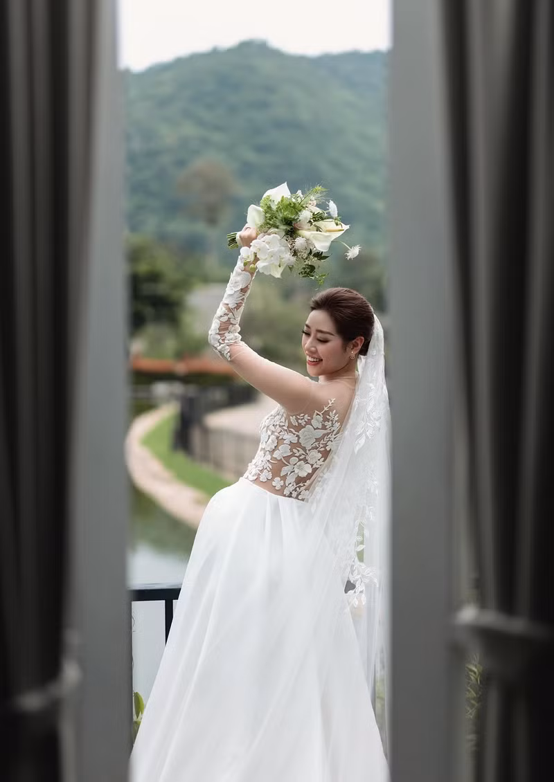 Anh là một nhiếp ảnh gia kỳ cựu trong nghề và sở hữu tiềm lực kinh tế vững vàng. Nguyễn Long từng trải qua 1 cuộc hôn nhân và có 1 cậu con trai riêng. khanh-van-3.jpg