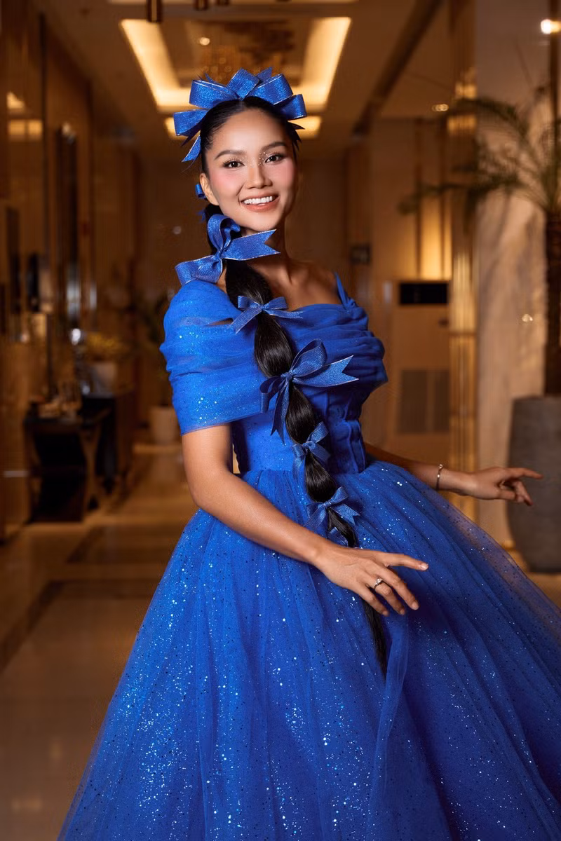Nàng hậu không ngại làm mới bản thân, để thử nghiệm những điều khác biệt. Mỗi lần xuất hiện, H'Hen Niê đều để lại dấu ấn riêng, dù là cô gái đầy nội lực trên sân khấu hay nàng Lọ Lem dịu dàng. hhen-nie-9.jpg