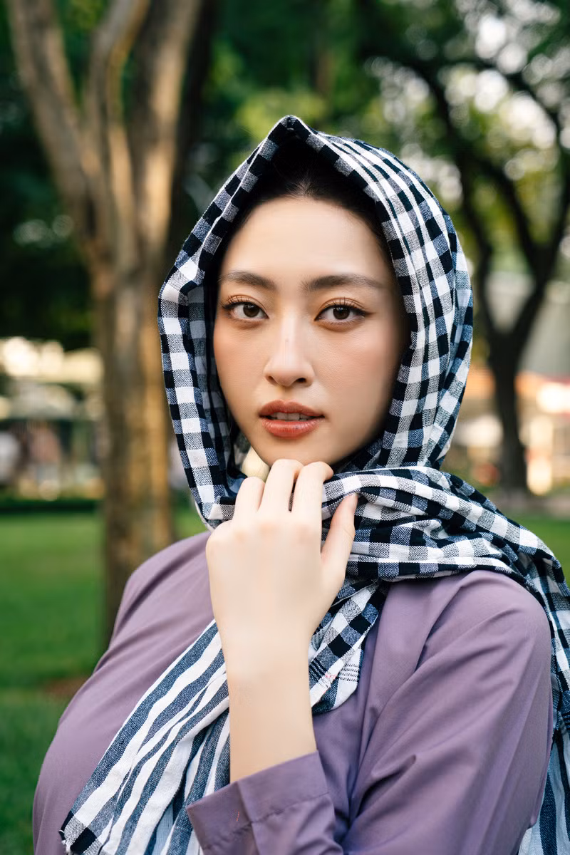 Lương Thùy Linh chia sẻ. "Trong tà áo ấy là bóng dáng của những người mẹ cõng con chạy bom, của những cô gái đưa thư, tải đạn, nuôi giấu cán bộ giữa vùng địch kiểm soát". luong-thuy-linh-30-3.png