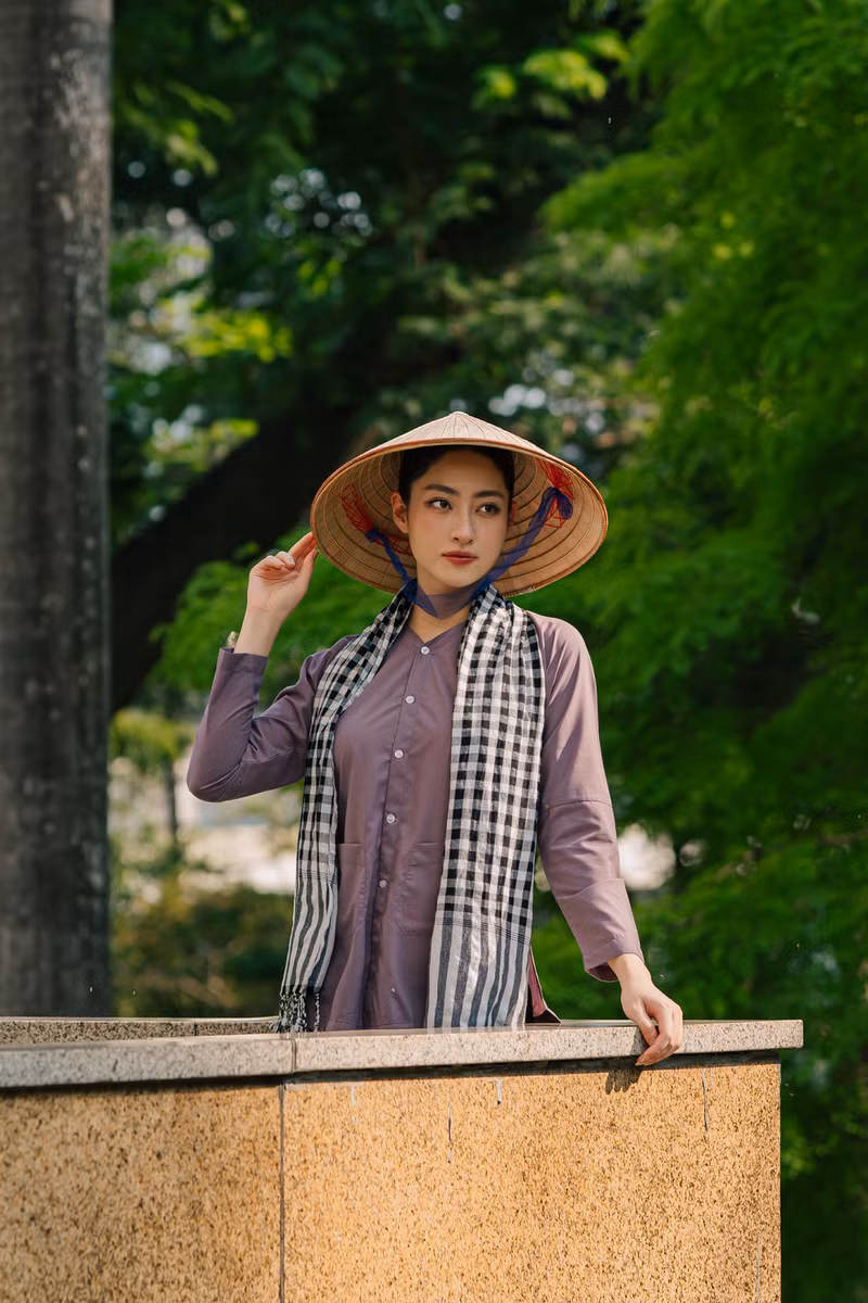 Bộ ảnh không chỉ là một tác phẩm nghệ thuật mà còn là một thông điệp hình ảnh người phụ nữ Việt Nam từ xưa đến nay “giản dị mà bất khuất, dịu dàng nhưng gai góc”. luong-thuy-linh-30-8.png