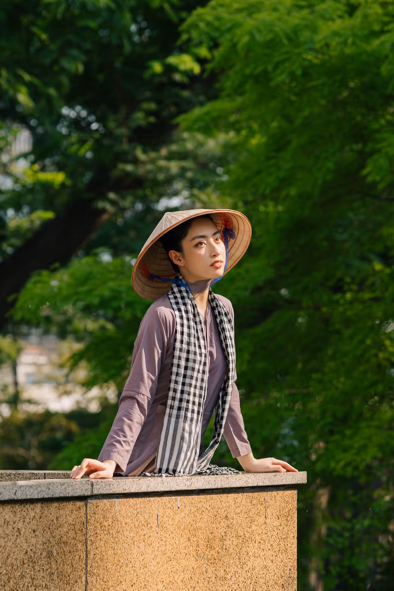 Dù ở thời kỳ nào, người phụ nữ vẫn luôn vì gia đình, và sẵn sàng vì đất nước. luong-thuy-linh-30-7.png