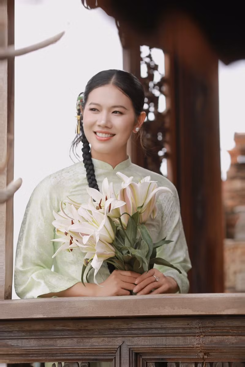 "Tiểu tiên cá" còn khiến nhiều người trầm trồ khi diện trên mình tà áo dài nữ tính, khoe bờ khéo thân hình mảnh mai, thon thả. anh-vien-3.jpg