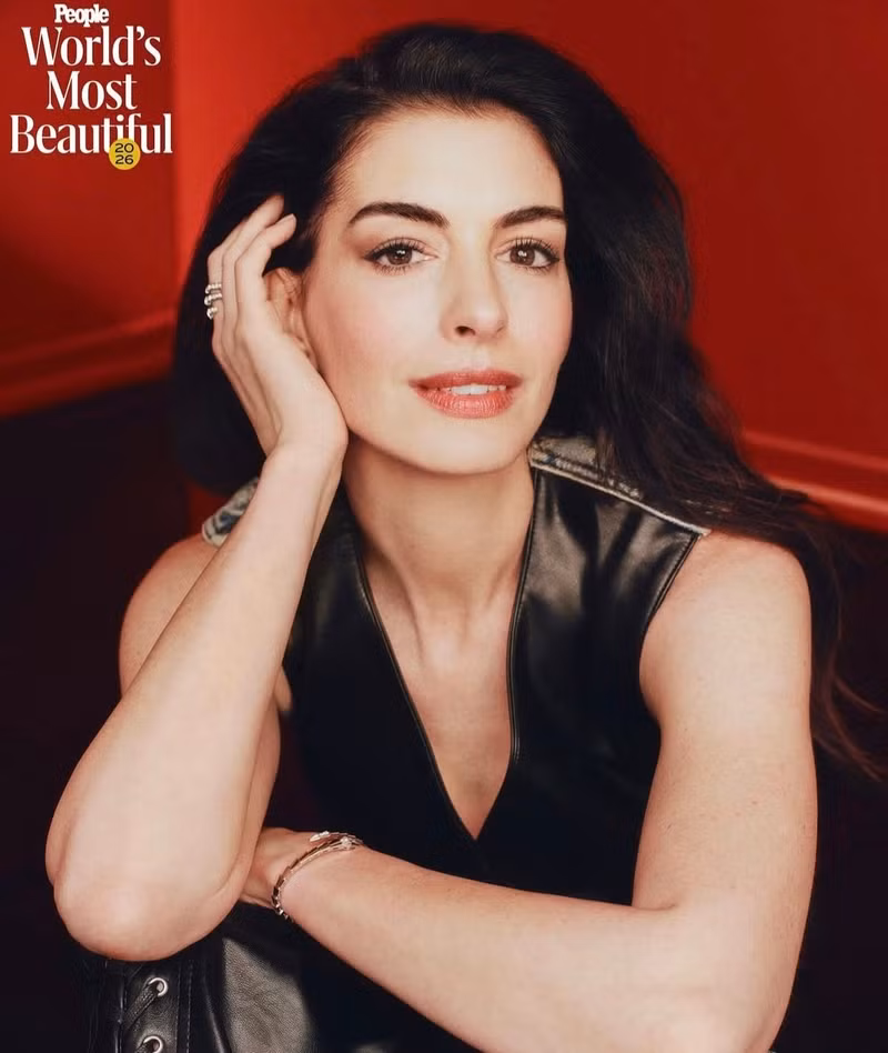 Ở ngưỡng tuổi U50, khi đã là mẹ của hai con, Anne Hathaway vẫn khiến công chúng ngỡ ngàng bởi nhan sắc rạng rỡ, thần thái tự tin cùng sự nghiệp nghệ thuật không ngừng thăng hoa. anne-hathaway-4.jpg