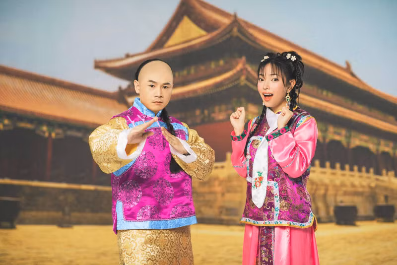 Châu Bùi cùng màn cosplay với Binz. Chàng rapper đình đám Binz trở thành Ngũ A Ca Vĩnh Kỳ - nhân vật được yêu thích trong tác phẩm kinh điển Hoàn Châu Cách Cách. halloween-8.jpg
