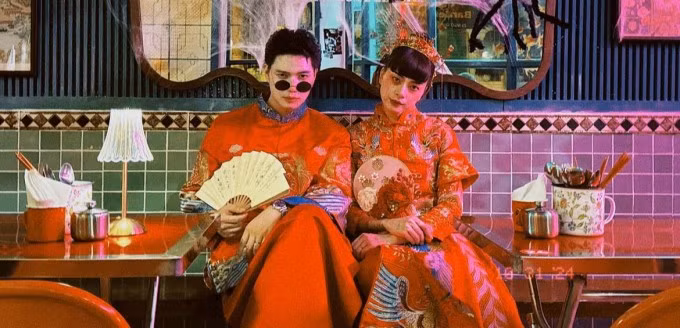 Vợ chồng Ngô Thanh Vân nhập cuộc với tạo hình ma mị, theo phong cách Trung hoa xưa. halloween-7.jpg