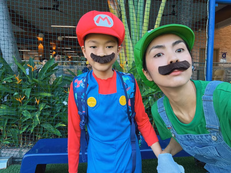 Gia đình Tăng Thanh Hà hóa trang thành những nhân vật trong Super Mario. Cô từng chia sẻ, con trai đầu lòng rất thích Super Mario, có lần còn "đặt hàng" mẹ làm bánh kem mừng sinh nhật theo chủ đề này. halloween-2.jpg